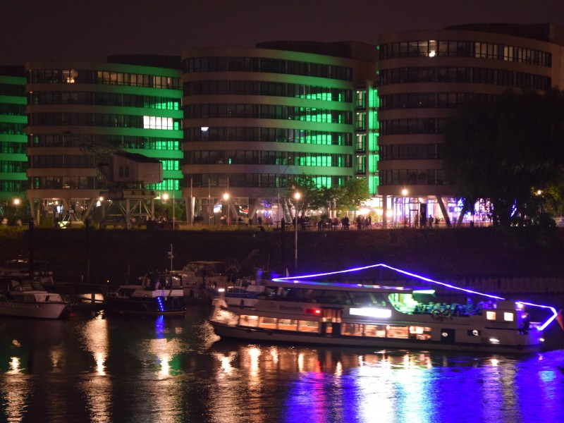 Im Innenhafen fuhr ein Schiff-Shuttle.