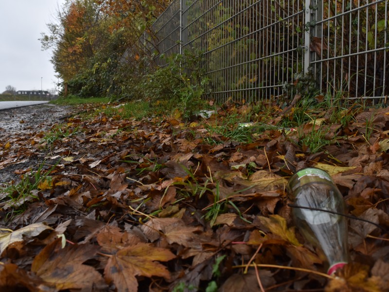 Auch auf der anderen Straßenseite liegen Dutzende Flaschen.