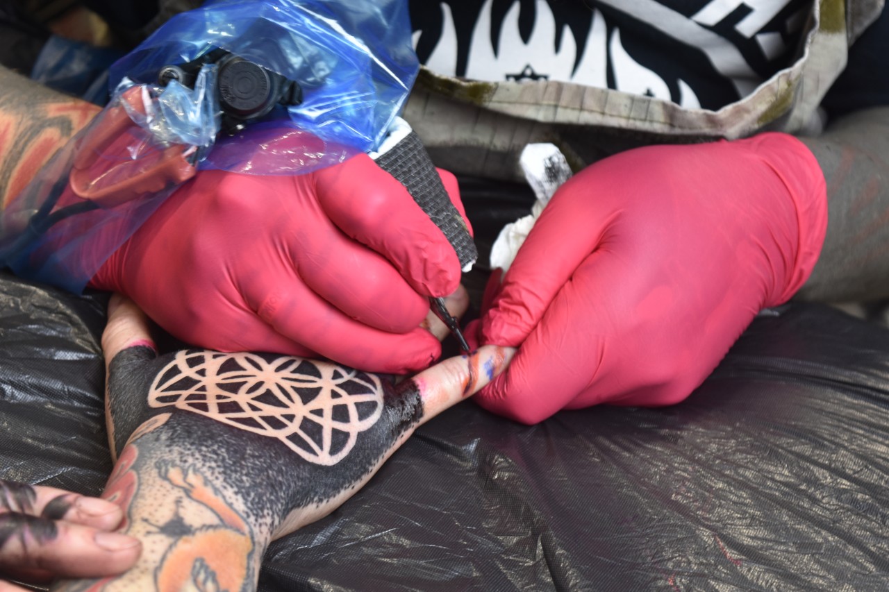 Gerade sticht Phillip ein Handtattoo.