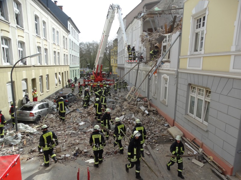 Die Feuerwehr sucht in den Trümmern nach einem Vermissten.