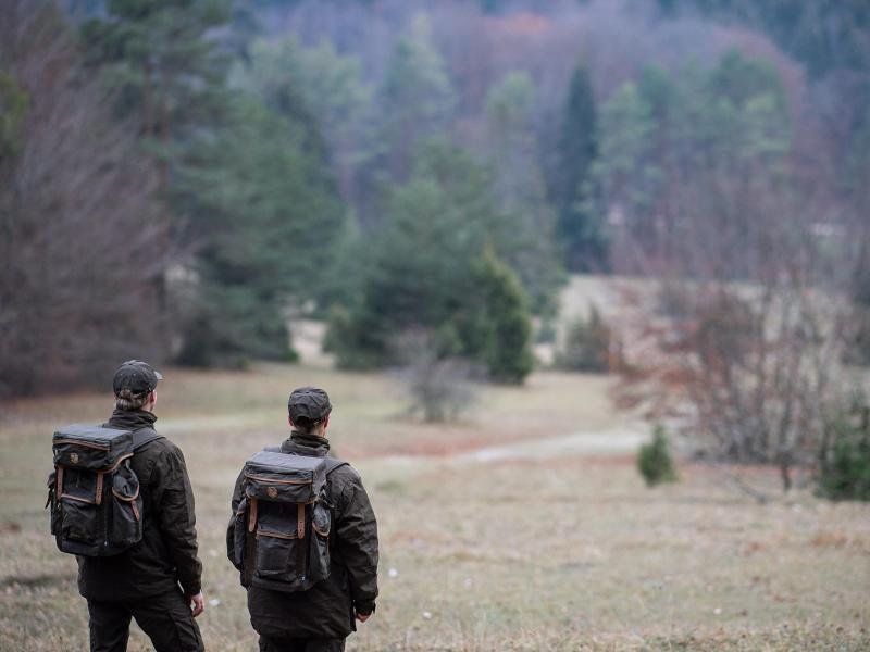 Daniel Schlemonat (l) und Steffen Schretzmann (M), beide Ranger im Biosphärenreservat Schwäbische Alb, geben Auskunft und sorgen für die Einhaltung der Naturschutzgesetze.