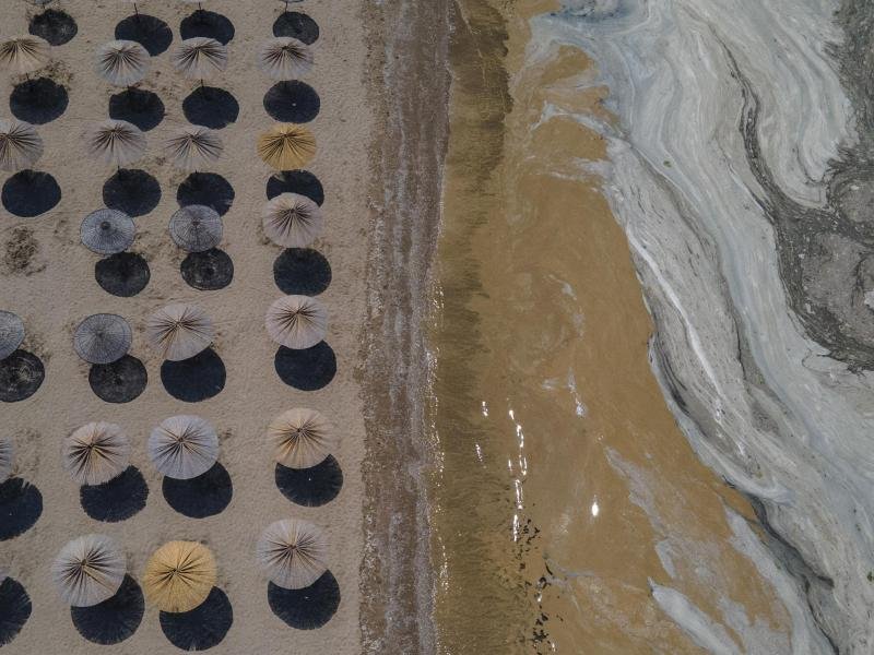 Das Ufer von Kocaeli, auf der asiatischen Seite, östlich von Istanbul. Das türkische Marmarameer ist von einer durch Algen ausgelösten Schleimplage befallen.