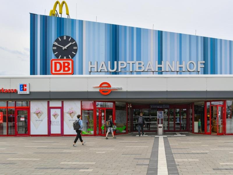 Das sanierte Gebäude des Hauptbahnhofes Cottbus. Die Station ist für den Verein Allianz pro Schiene Deutschlands "Bahnhof des Jahres" 2021.