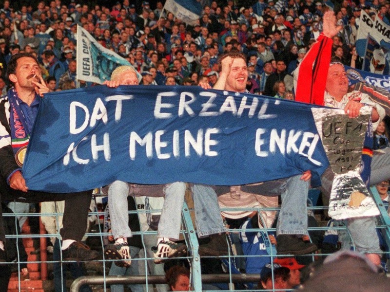 Der Uefa-Cup-Sieg 1997! Auch 20 Jahre nach dem Triumph kriegst du als S04-Fan bei dem Gedanken an die Eurofighter noch immer Gänsehaut. Königsblau qualifizierte sich als Dritter in der Saison 1995/96. Heute reicht das für die Champions-League und zeigt den Stellenwert des Uefa-Cups Ende der 1990er.