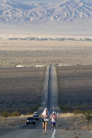 Das Death Valley (Tal des Todes) ist 200 km lang, aber nur zwischen 6 und 26 km breit. Von Mai bis September liegt die durchschnittliche Höchsttemperatur bei 47 Grad im Schatten. 