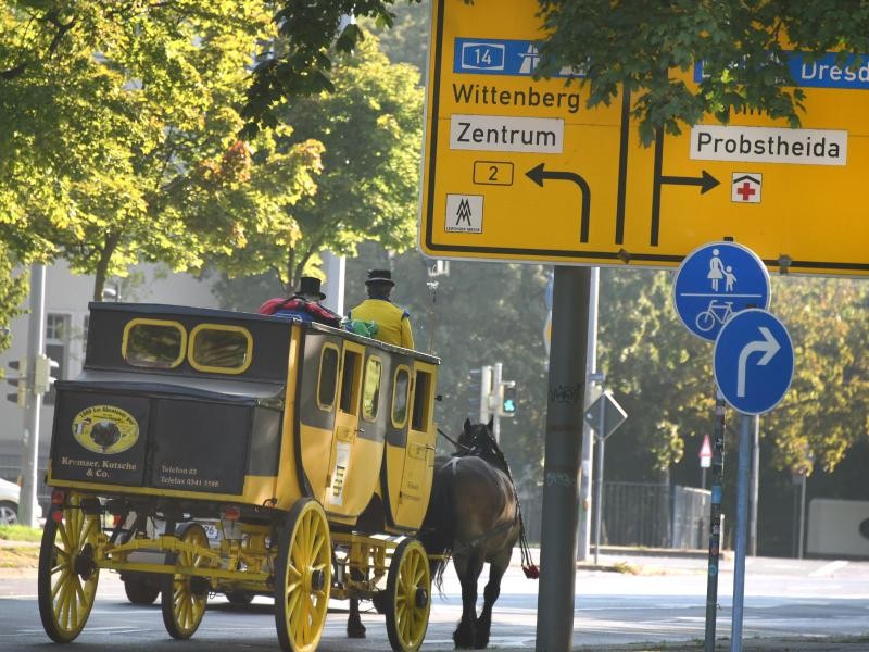 Der Kutscher Siegfried Händler beginnt mit seiner historischen Postkutsche am Völkerschlachtdenkmal seine Reise Richtung Dresden.