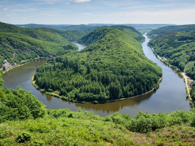 Der Saar-Hunsrück-Steig, einer der schönsten - und beliebtesten - Weitwanderwege Deutschlands führt auch an der Saarschleife vorbei.