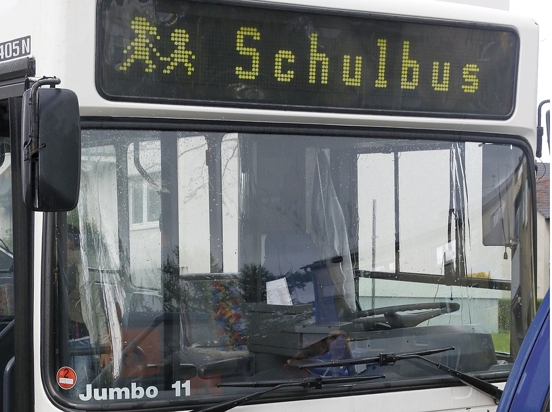 Der Schulbus an der Schulbushaltestelle-074-ks3B--198x148@DERWESTEN.jpg