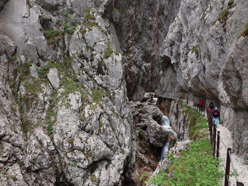 Der Weg durch die Höllentalklamm ist mit Absperrungen gesichert.