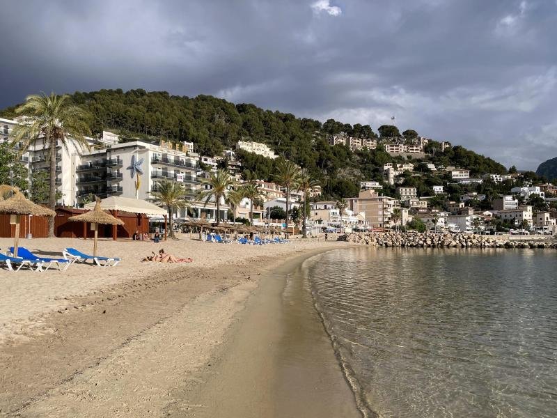 Der schöne Naturhafen und der Strand von Port de Soller laden zur Erholung nach einer langen Tagesetappe ein.