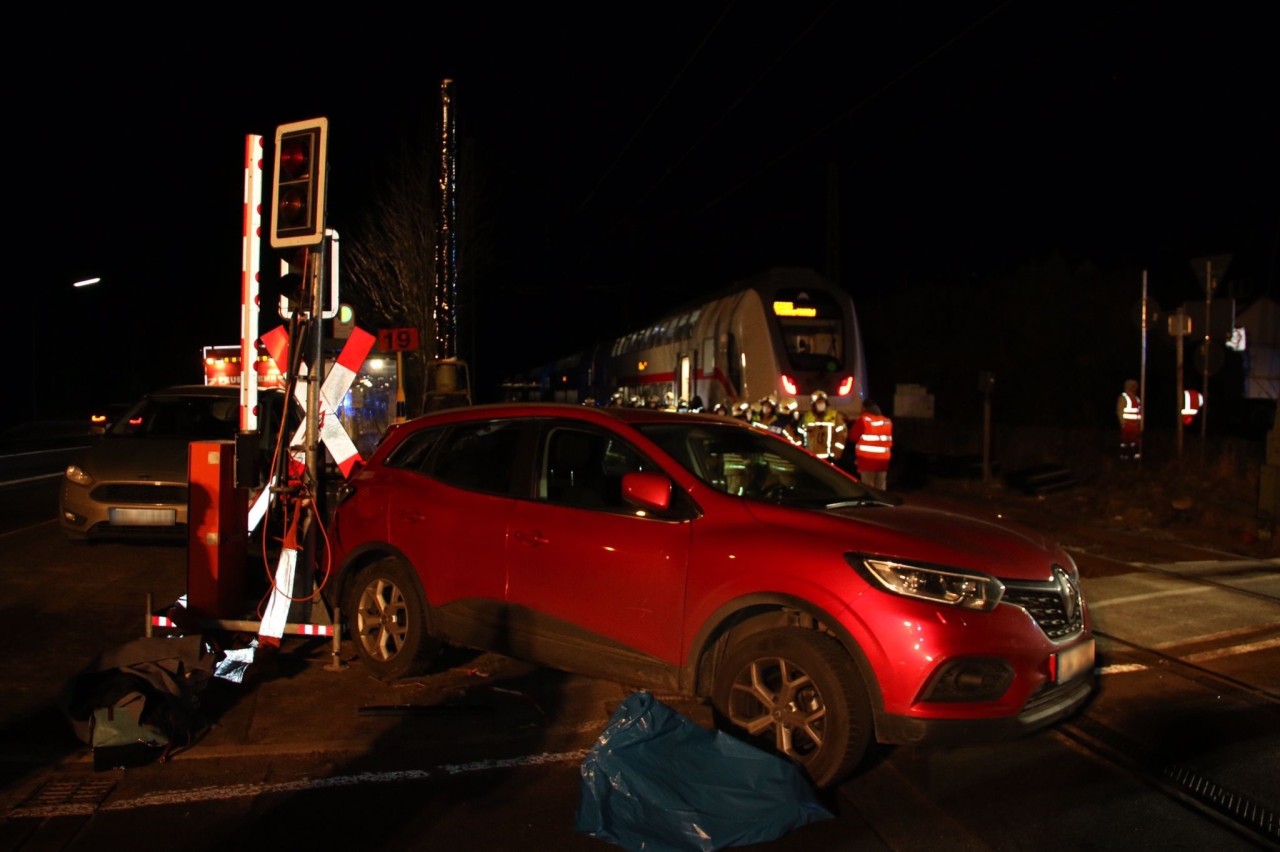 Deutsche Bahn im Sauerland: Der Zug erwischte den Wagen der 19-Jährigen am Heck.