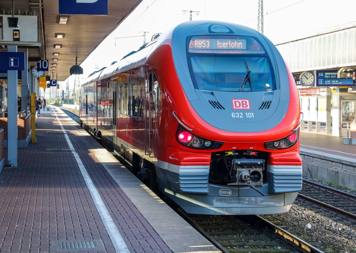 Deutsche Bahn in Dortmund: Mann rastet aus und muss gefesselt aus Zug getragen werden – später behauptet er DAS