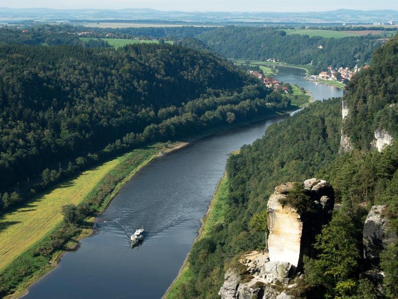 Die Elbe und der Nationalpark Sächsische Schweiz sind Besuchermagnete in Sachsen - das Bundesland ist 2022 Partnerland der ITB.