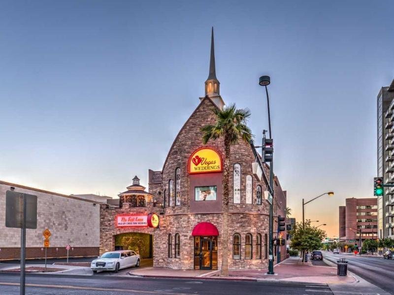 Die Kapelle von Vegas Weddings wurde extra als Hochzeitskapelle gebaut. Das Gebäude hat zwei Kapellen und auch eine Durchfahrt für Hochzeiten im Auto.