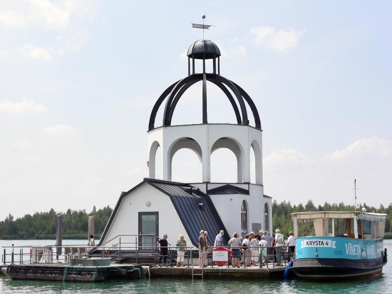 Die Kirche "Vineta" auf dem Störmthaler See soll an die 14 Orte erinnern, die dem Tagebau Espenhain weichen mussten. Außerdem ist sie ein beliebter Ort für Ausflüge und Trauungen.