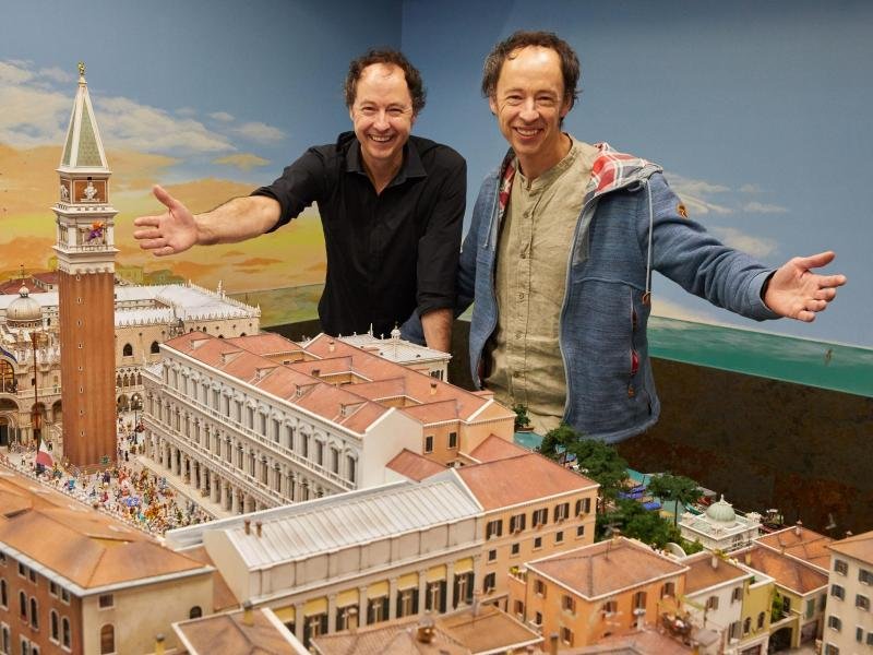 Die Miniatur-Wunderland-Betreiber Frederik (l) und Gerrit Braun wollen prüfen, ab November 2021 ein Wechsel-Modell zwischen 2G und 3G einzuführen.