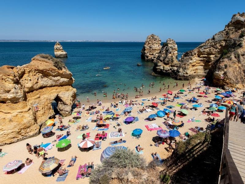 Die Reisewarnung für die portugiesische Urlauberregion Algarve wurde aufgehoben. Die Buchungen von Urlaubern aus Deutschland steigen wieder an.