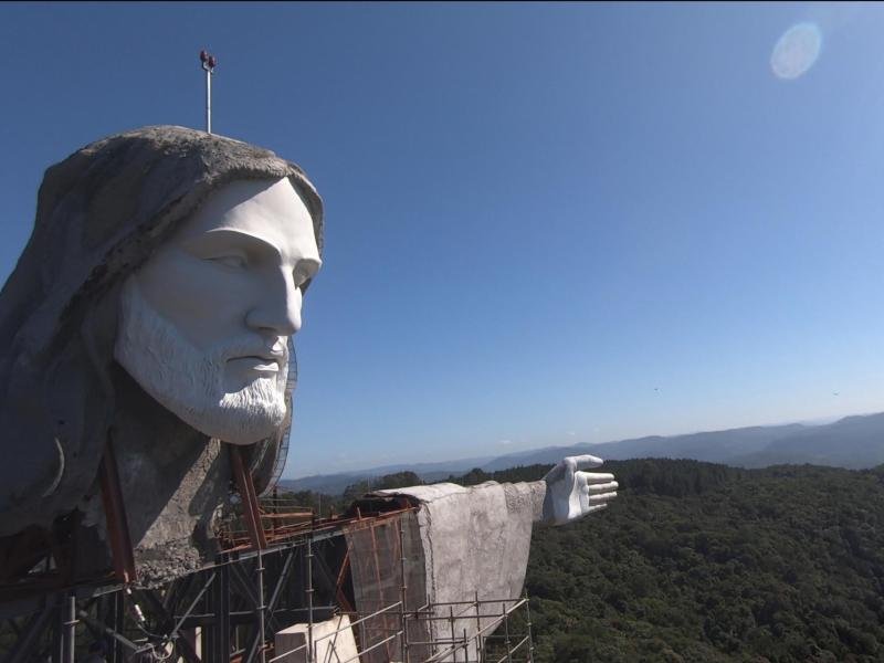 Die Statue in Encantado, von den Künstlern Genesio Gomes Moura und Markus Moura konzipiert, soll 37 Meter hoch sein, d.h. sieben Meter höher als der weltberühmte Christus in Rio de Janeiro.