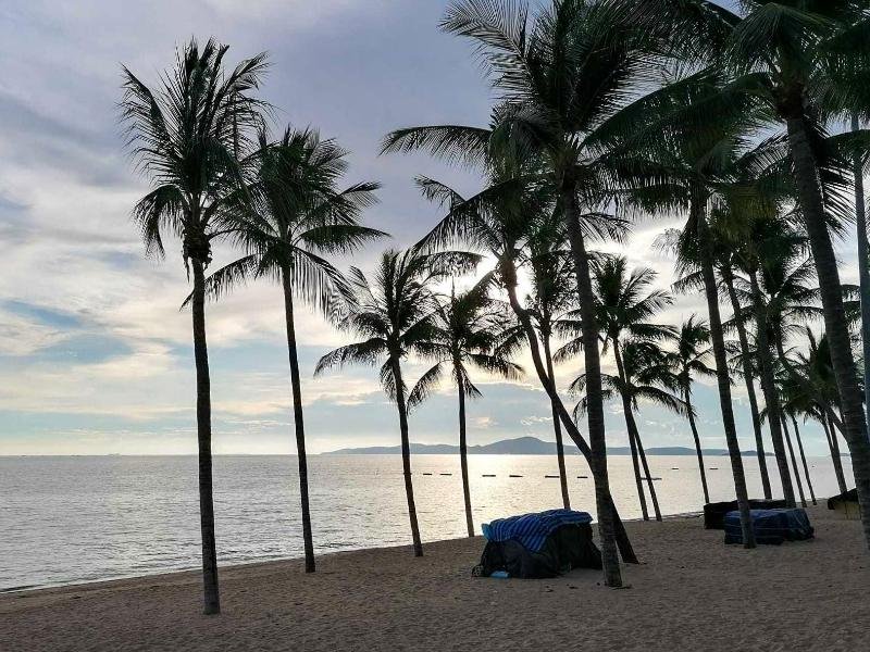 Die Strände von Pattaya dürften vorerst leer bleiben. Hohe Corona-Zahlen lassen den Tourismus-Neustart wieder in die Ferne rücken.