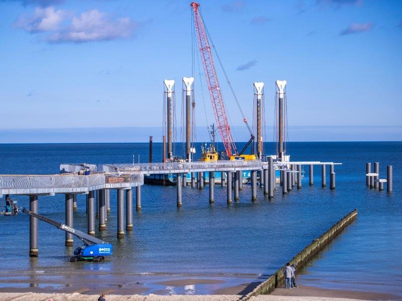 Die neue Seebrücke am Strand der Insel Usedom soll rund 280 Meter weit ins Meer ragen, aber mit ihrer geschwungenen Form anders ausschauen als bisherige Seebrücken an der Ostsee.