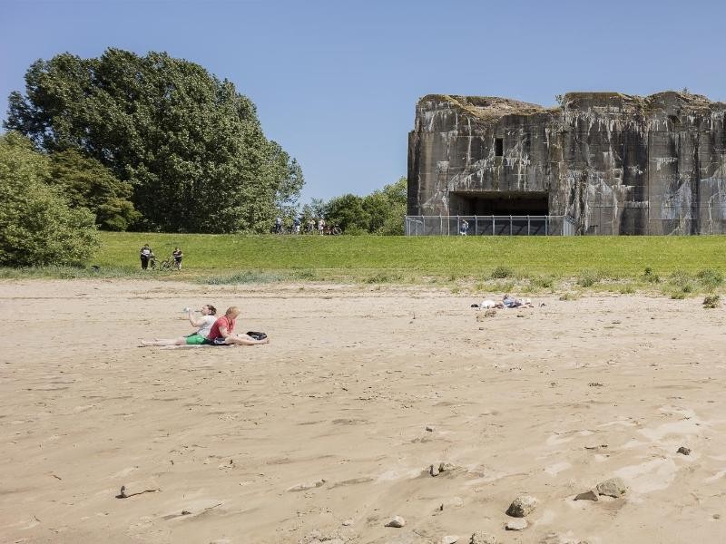 Die zugeschüttete U-Boot-Ausfahrt am Denkort Bunker Valentin in Bremen ist heute einer der schönsten Weserstrände der Region. Dort hat sich auch ein Bade-, Angel- und Campingplatz entwickelt.