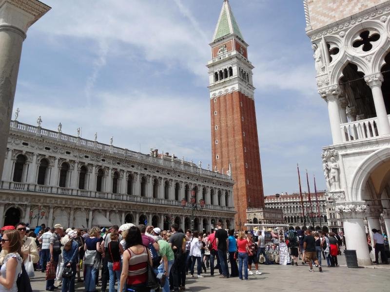 Dogenpalast und Markusturm in Venedig: Die Stadt will sich mit einem Eintrittsgeld gegen die zunehmenden Besuchermassen wehren.