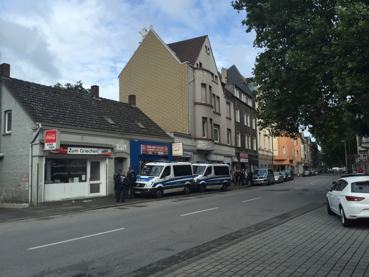 Atroper Straße in Duisburg-Rheinhausen: Hier durchsuchte die Polizei das Reisebüro von Hasan C. Er soll Kämpfer für den IS in Syrien rekrutiert haben.