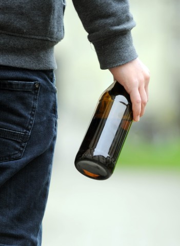 Der aggressive Mann wollte seine Bierflasche nicht loslassen. (Symbolfoto)