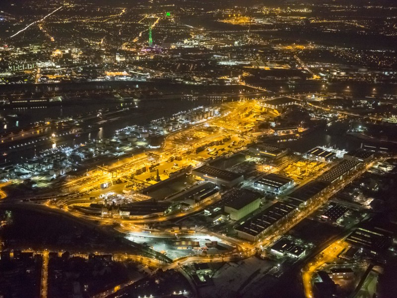 So leuchtet der Hafen bei Nacht.