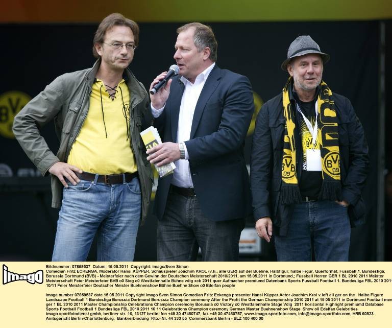 Fritz Eckenga (l.) und Joachim Krol (r.) bei der Meisterfeier 2011 mit Moderator Hansi Küpper.