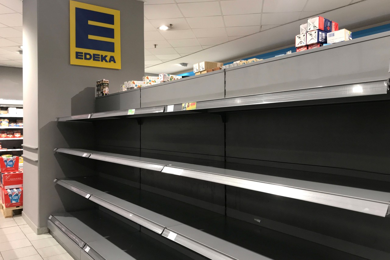 Edeka, Rewe und Co. füllen die leeren Regale derzeit mit der Eigenmarke auf. (Archivbild)