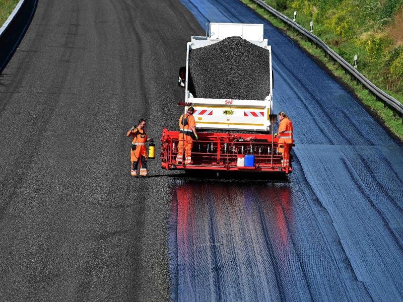 Ein Baustellenfahrzeug ist auf der Autobahn 2 im Einsatz.