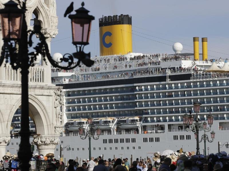 Ein Kreuzfahrtschiff fährt am Markusplatz vorbei. Venedig will Kreuzfahrtschiffe nicht mehr so nahe an seinen historischen Stätten ankern lassen.