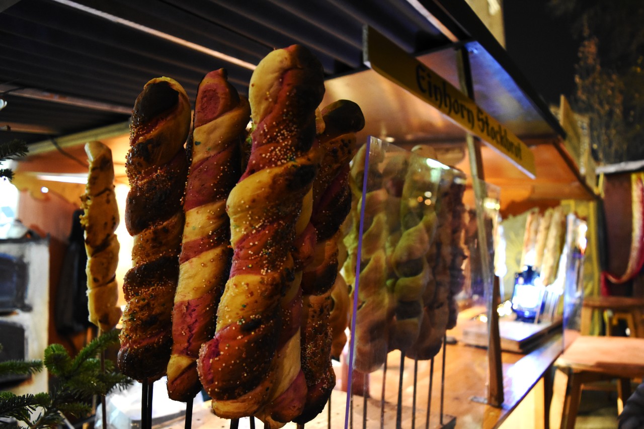 Das süße Einhorn-Stockbrot findest du auf dem Mittelalterlichen Markt an der Pauluskirche.