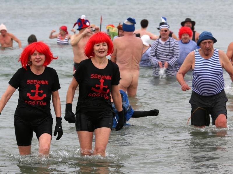 Eisbaden Ostsee.jpg