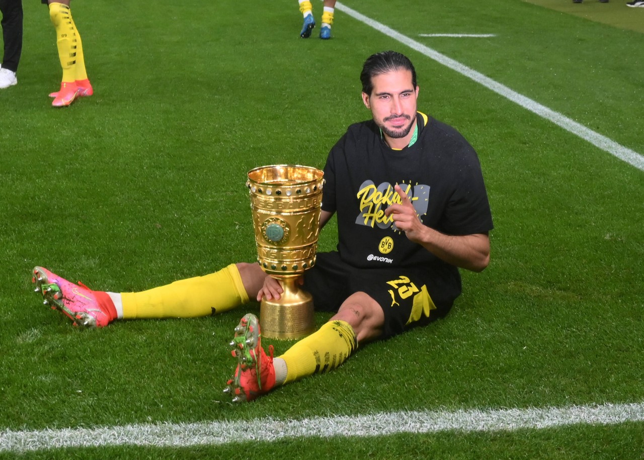 So wie Emre Can hier mit dem DFB-Pokal posiert, dürfen das auch bald Impfwillige im Signal Iduna Park.