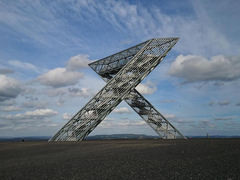 Erinnerung an den Steinkohlebergbau: Auf der Berghalde Ensdorf steht seit 2016 das Saarpolygon.