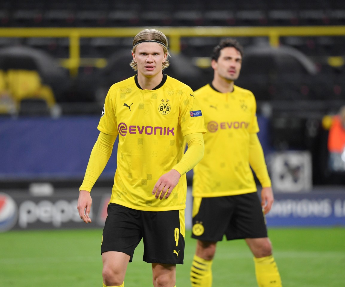 Erling Haaland (l.) wird von Mats Hummels veralbert.