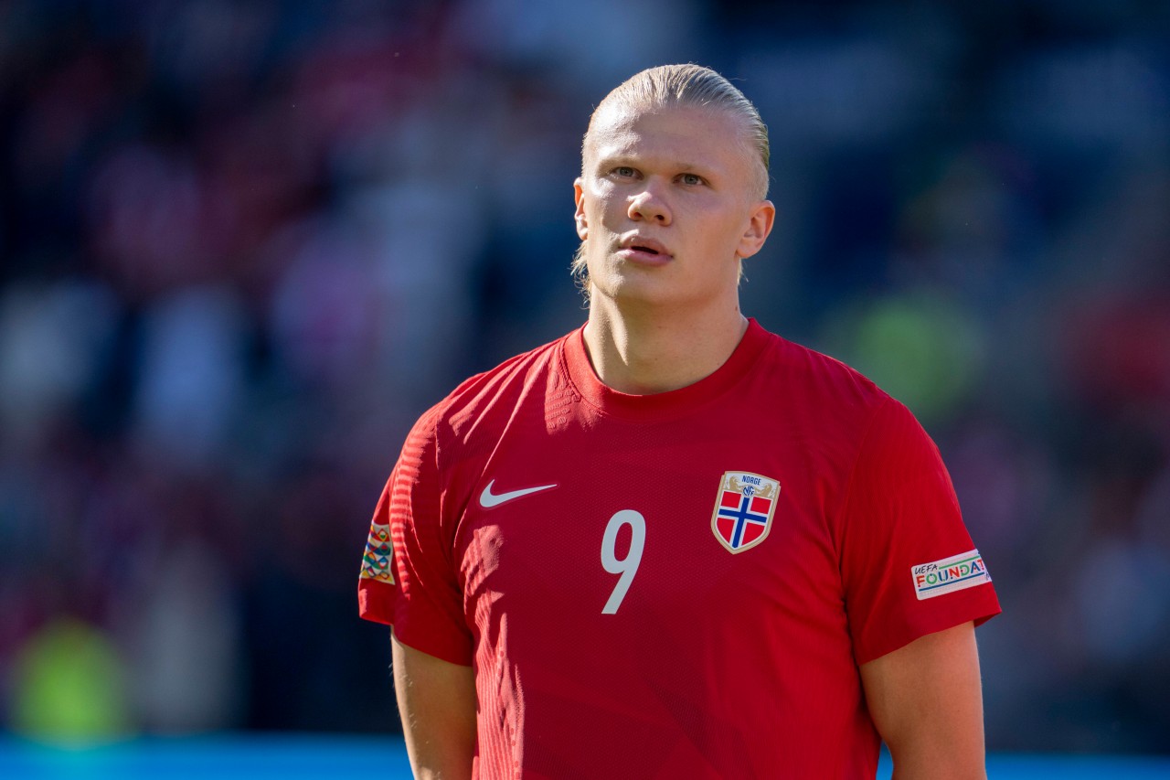 Erling Haaland (hier im Dress Norwegens) wechselt offiziell zu Manchester City.