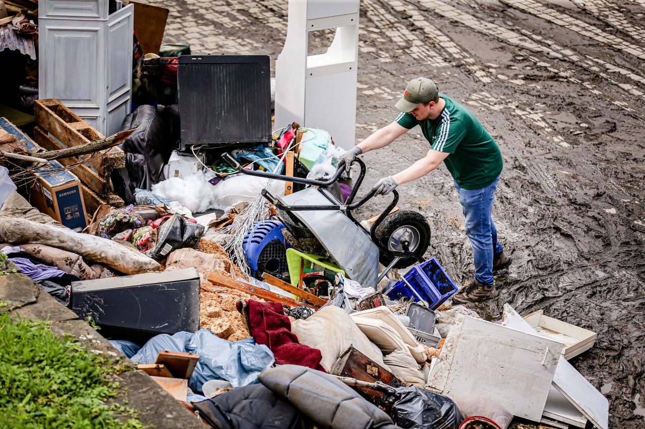 Die Aufräumarbeiten nach dem Unwetter dauern in NRW an.