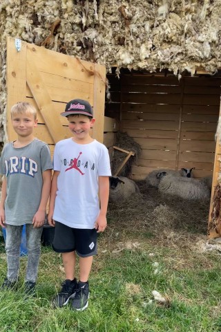 Die Brüder Ben und Luis sind Schafspaten, kümmern sich um die Tiere.