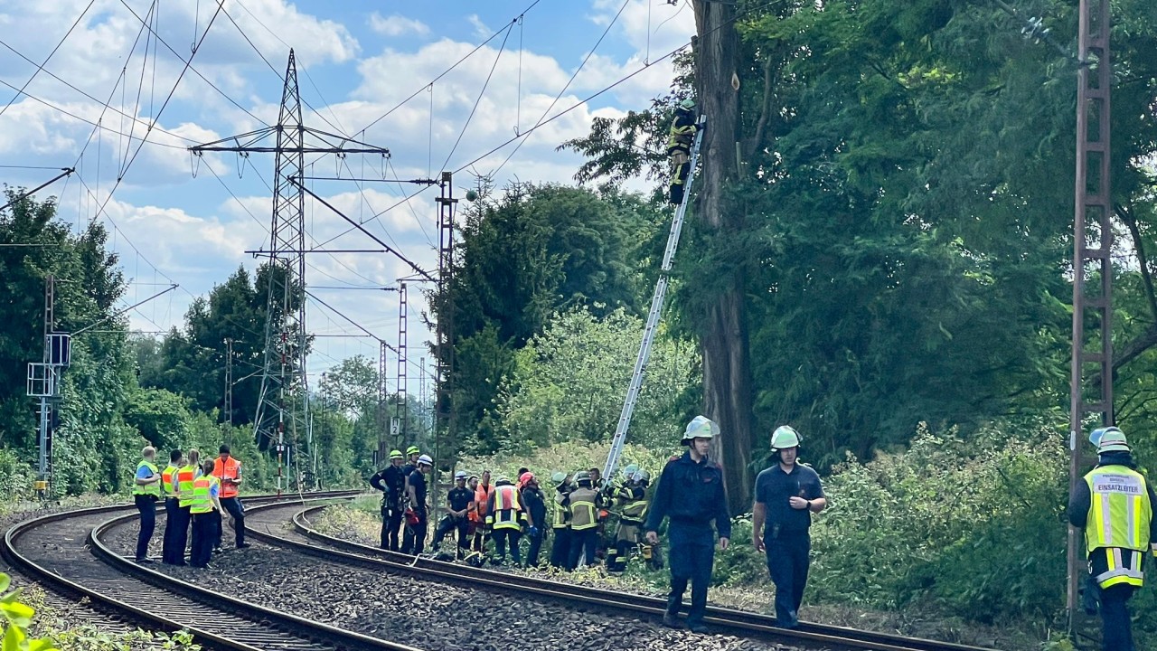 Essen: Arbeiter wird bei Baumschnittarbeiten an Gleisen schwer verletzt. 