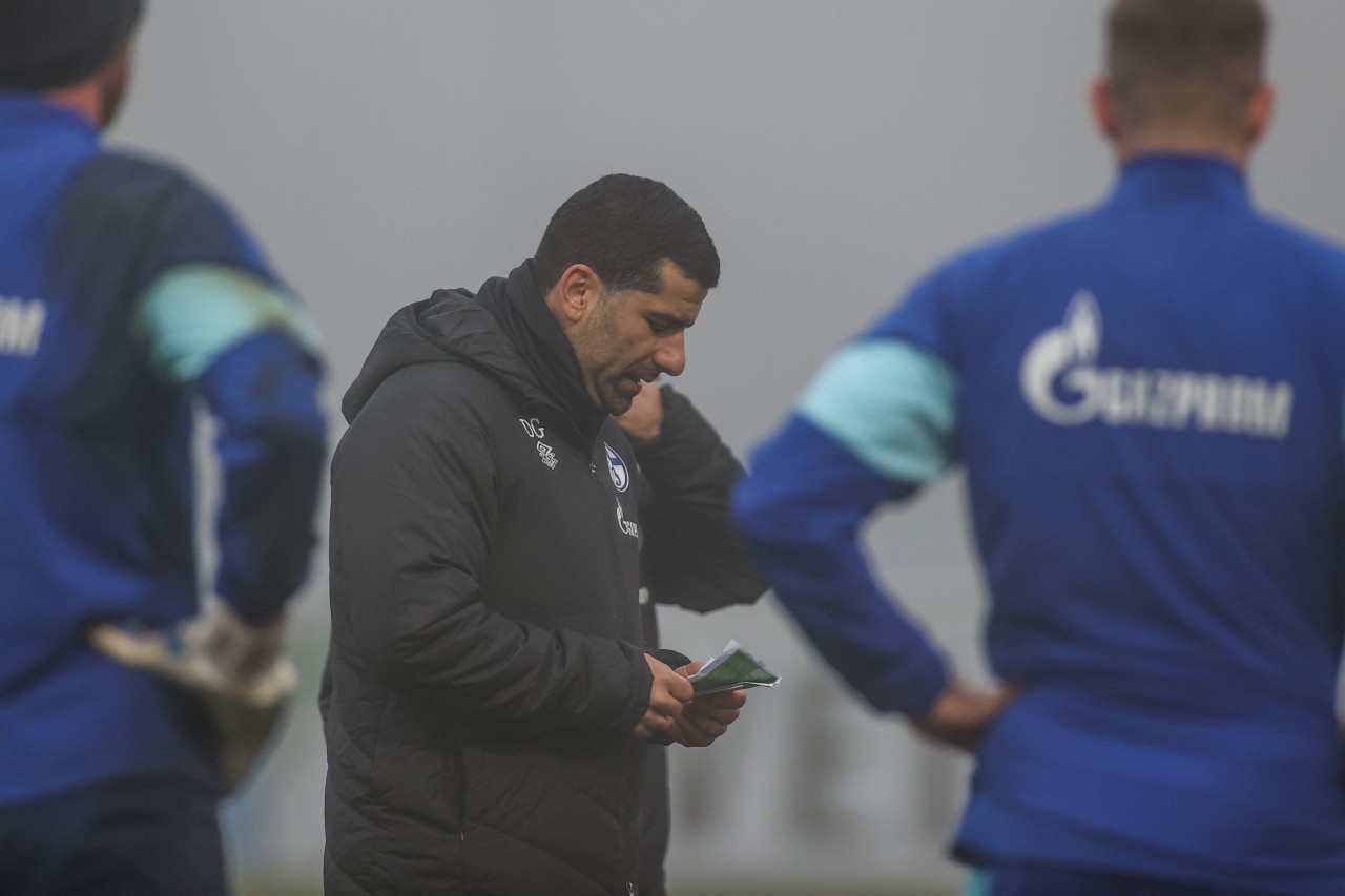 Der FC Schalke 04 muss beim Topspiel gegen den FC St. Pauli ohne seinen Trainer Dimitrios Grammozis auskommen.