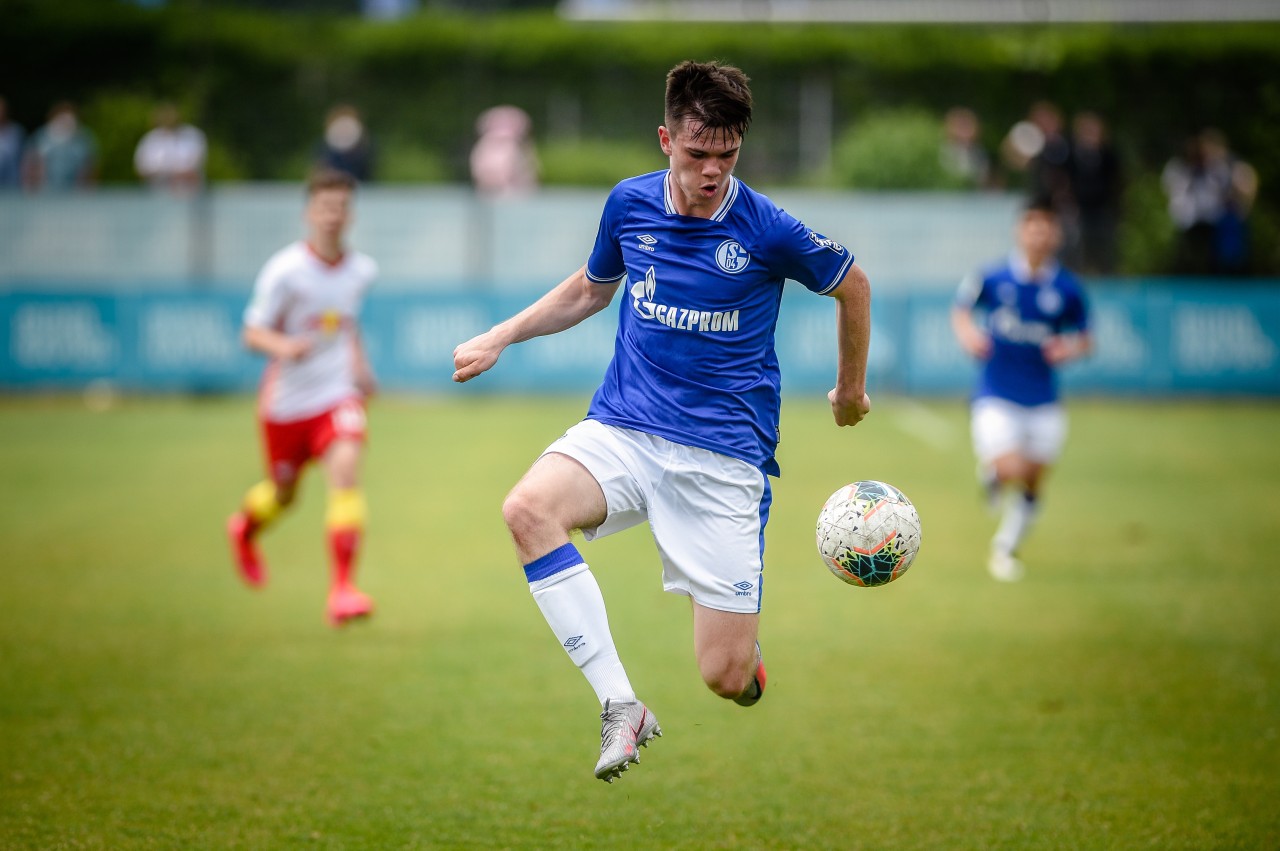 Niklas Dörr von der U17 des FC Schalke 04 muss eine bittere Enttäuschung hinnehmen.