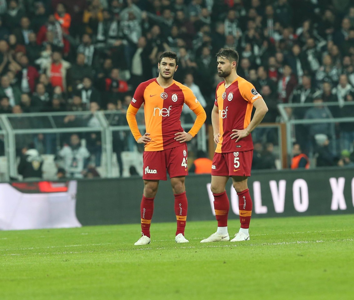 Einst bei Galatasaray Istanbul zusammen: Schalkes Ozan Kabak (l.) und der verstorbene Ahmet Calik (r.)