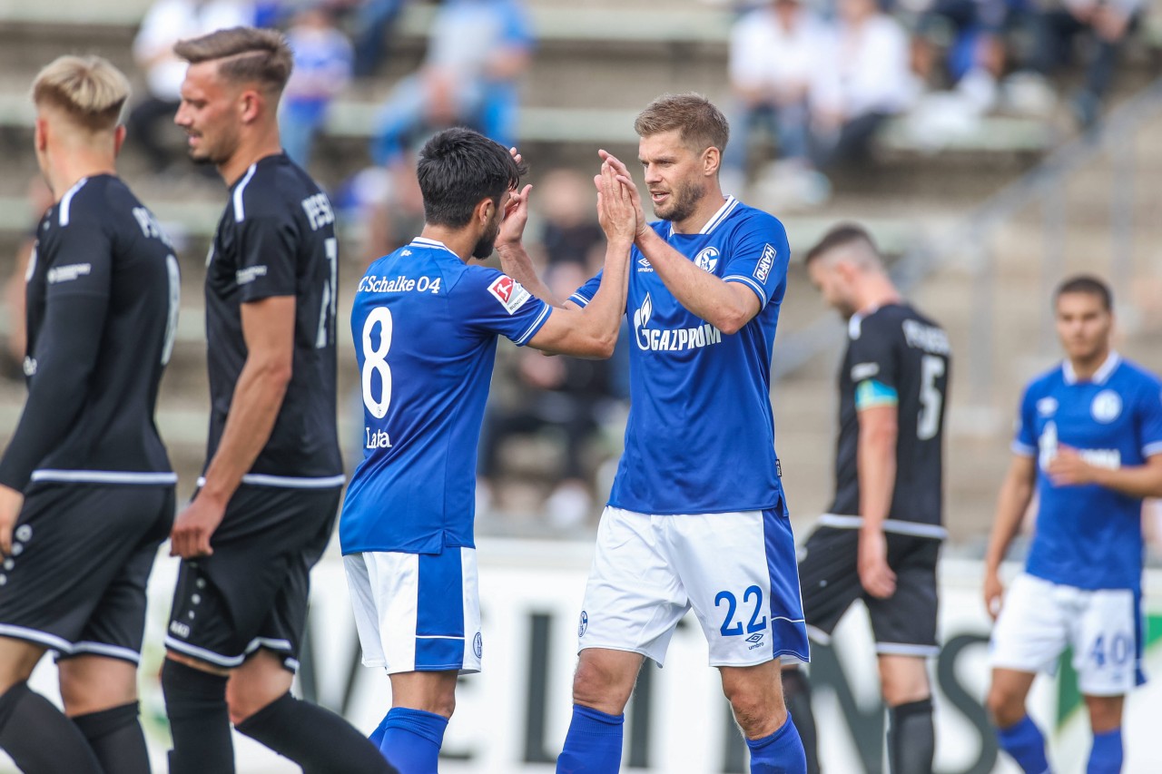 Danny Latza (l.) und Simon Terodde (r.) treffen für den FC Schalke 04.