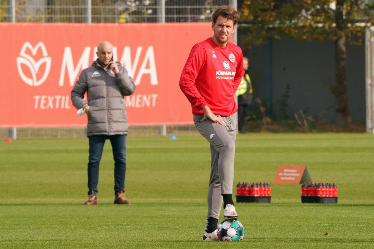 Der ehemalige Schalke-Stürmer Adam Szalai (r.) und Rouven Schröder im Hintergrund beim Mainzer Training.