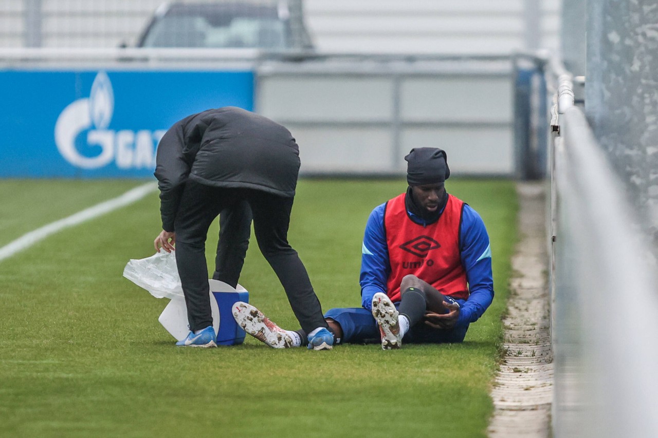 FC Schalke 04: Salif Sané musste das Training am Dienstag abbrechen.