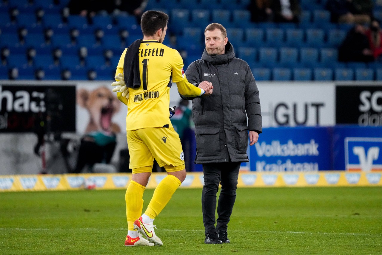 Zwischen Stefan Ortega (l.) und Frank Kramer (r.) soll es bei Arminia Bielefeld gebröckelt haben. Hat das Auswirkungen für den FC Schalke 04?