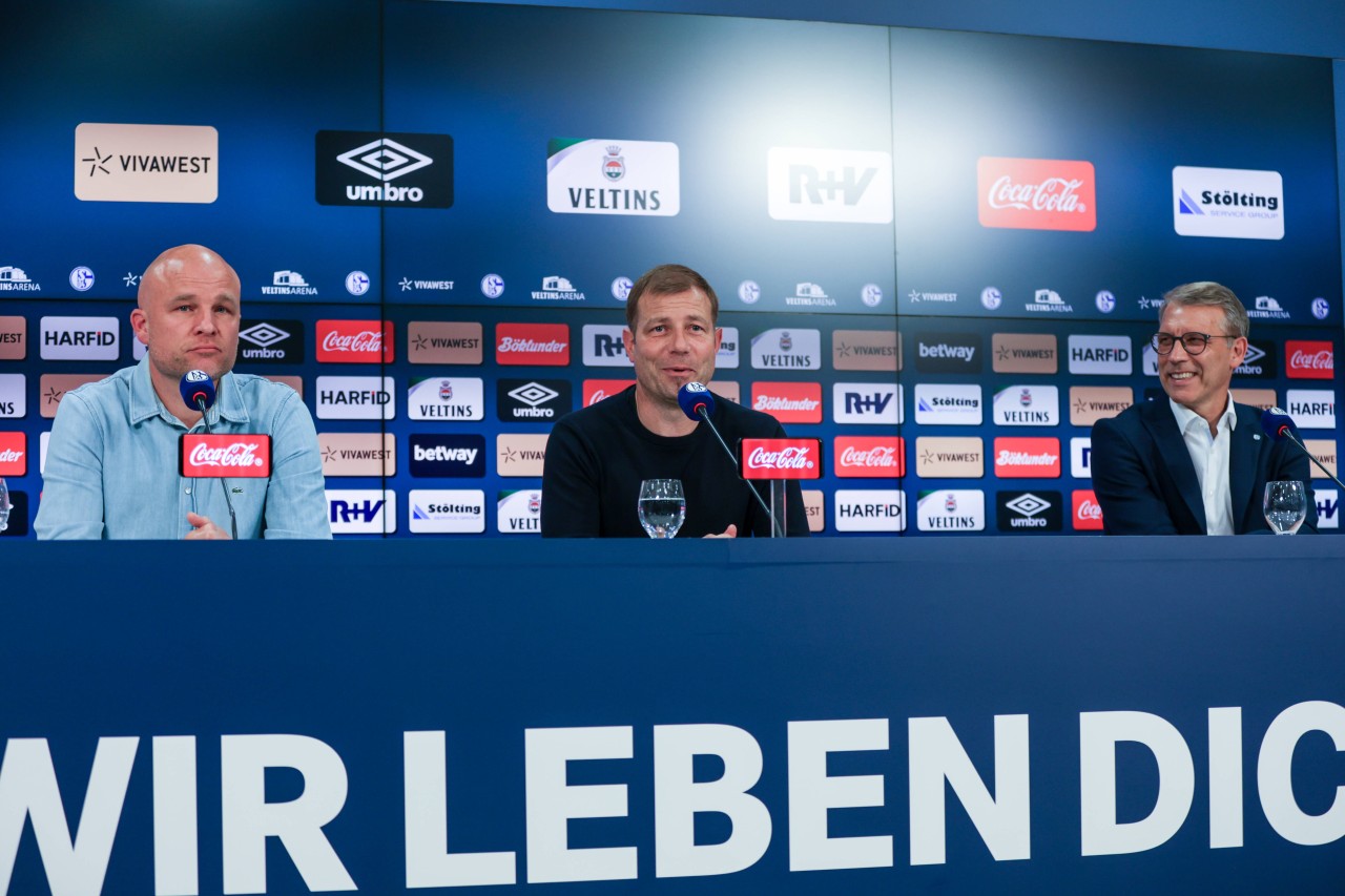 Sportvorstand Peter Knäbel (r.) und Sportdirektor Rouven Schröder (l.) verteidigen den neuen S04-Coach Frank Kramer (m.) nach üblen Anfeindungen im Netz.